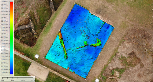 Fig. 5. Model digital al elevației pentru suprafața secțiunilor SXIX și SXX, georeferențiat în sistem național Stereo70, cu redarea principalelor contexte arheologice identificate. / Stereo70 georeferenced digital elevation model for the excavated area (reunited trenches SXIX and SXX), with an overlay of main archaeological contexts.